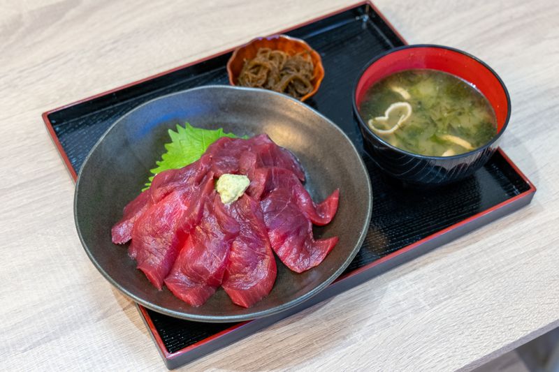 生本まぐろ丼のセット